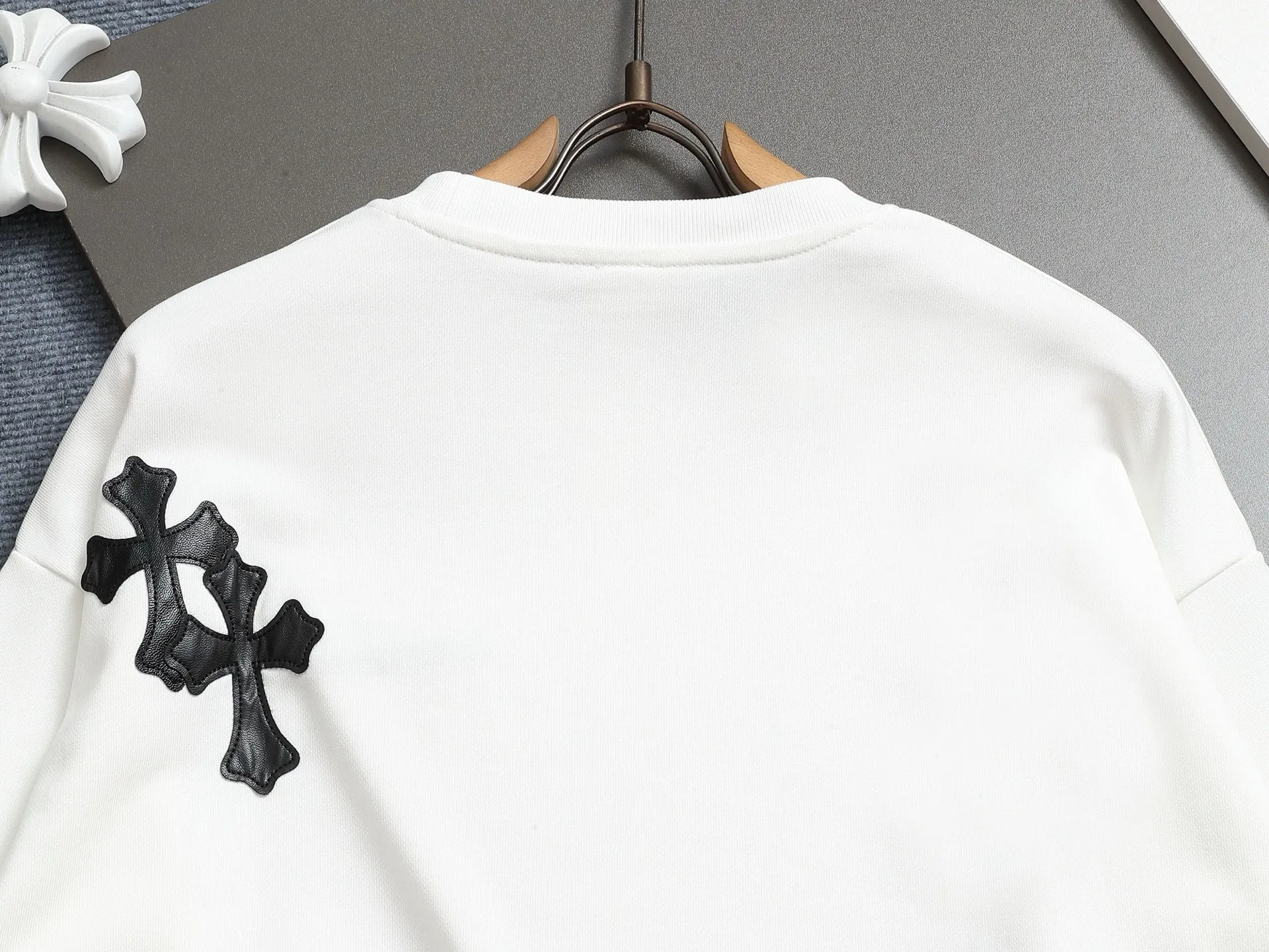 P230 Chrome hearts ch Chrome hearts cross leather embroidered round neck sweatshirt, large version, loose and stylish, low version, slim version, upper body and crotch pull, 100% commitment: top quality, not fast food, the highest version on the market, top quality, 420 grams, 26 custom-dyed double yarn cotton, same style for men and women, complete with three standards. Color: Black White Size: XS-L